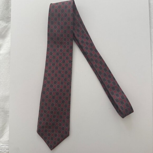 Tom James Hand Made Silk Tie Burgundy Medallion Geometric Pattern - Picture 7 of 7